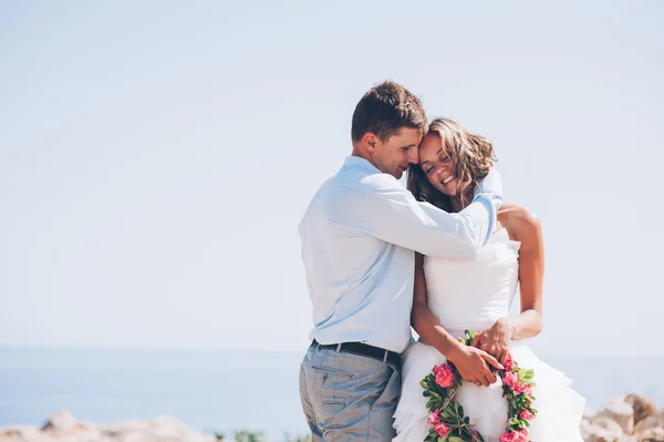 Blond brud och eleganta brudgummen — Stockfoto