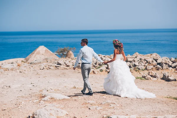 Novia y novio junto al mar — Foto de Stock