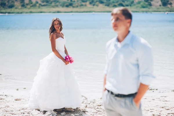 Brud og brudgom ved havet – stockfoto