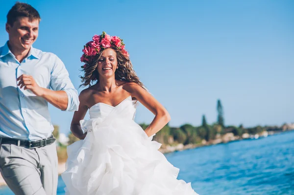 Mariée et marié près de la mer — Photo