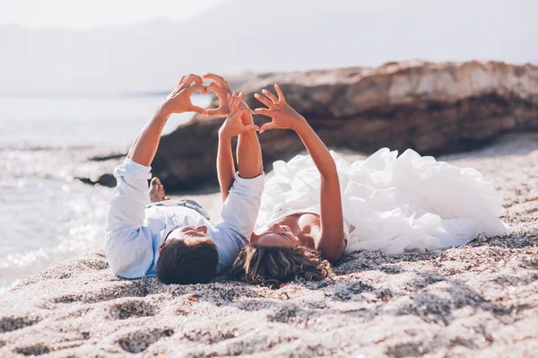 Noiva e noivo junto ao mar — Fotografia de Stock