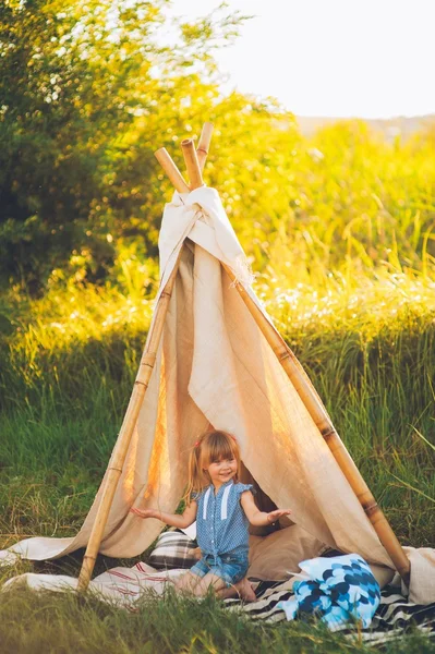 Adorável menina se divertindo — Fotografia de Stock