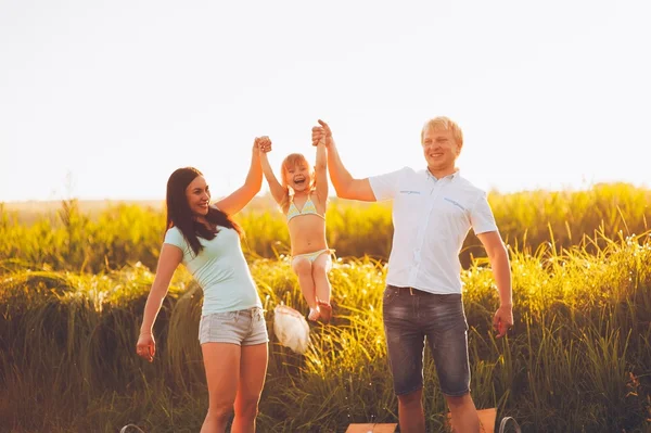 Famille heureuse en plein air — Photo