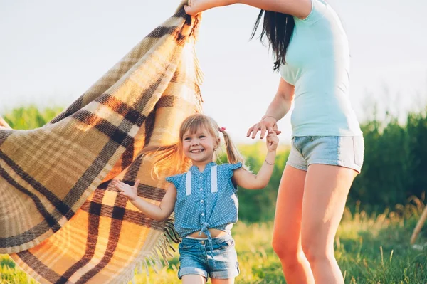 Famille heureuse en plein air — Photo