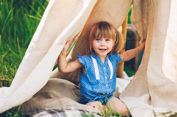Entzückendes kleines Mädchen, das Spaß hat — Stockfoto