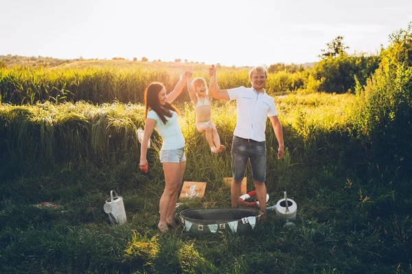 Famille heureuse en plein air — Photo