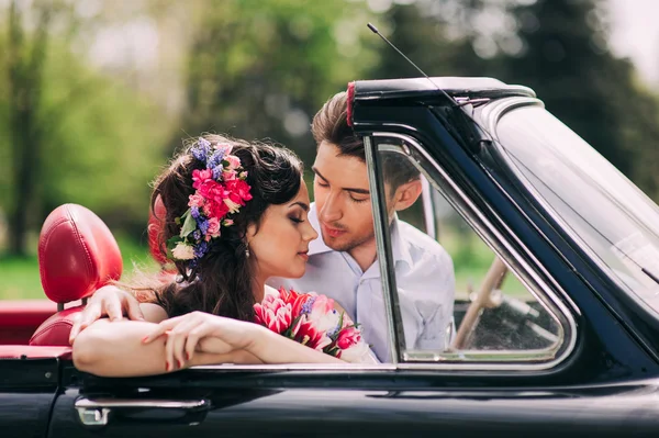 Young couple in vintage car — Stock Photo, Image