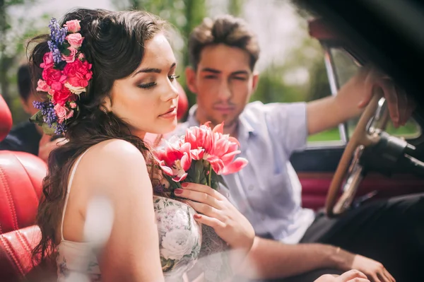 Pareja joven en coche vintage —  Fotos de Stock