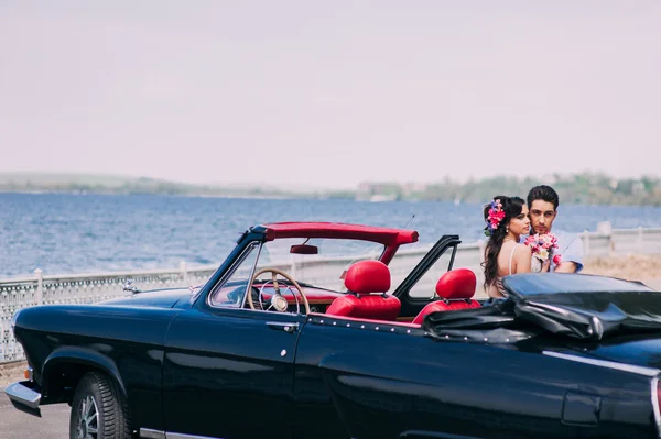 Pareja joven en coche vintage —  Fotos de Stock