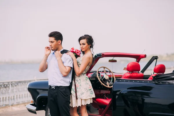 Jeune couple en voiture vintage — Photo