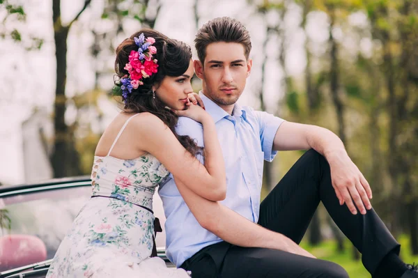 Jeune couple en voiture vintage — Photo