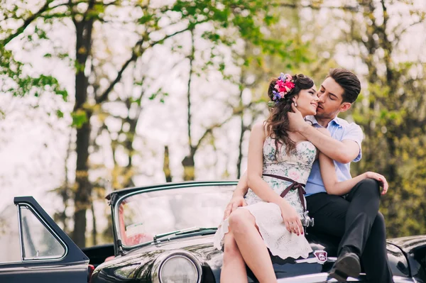 Jovem casal no carro vintage — Fotografia de Stock