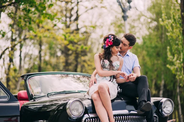 Jeune couple en voiture vintage — Photo