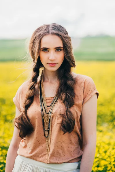 Menina hippie romântico em um campo — Fotografia de Stock