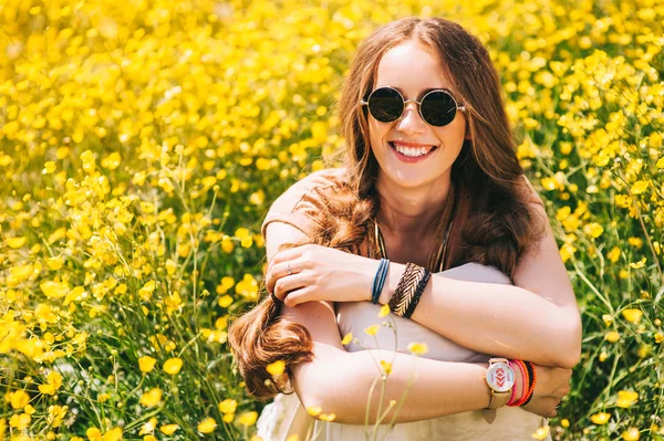 Romantische hippie meisje op een veld — Stockfoto