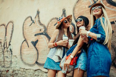 üç güzel kız eğleniyor