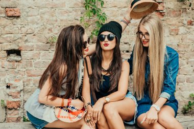 üç güzel kız eğleniyor