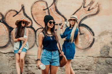 üç güzel kız eğleniyor