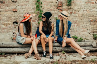 üç güzel kız eğleniyor