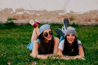 güzel esmer kızlar eğleniyor