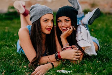 güzel esmer kızlar eğleniyor