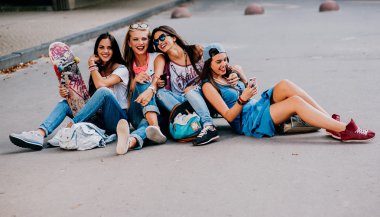 dört güzel genç kızlar