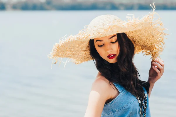 Hermosa chica sombrero grande — Foto de Stock