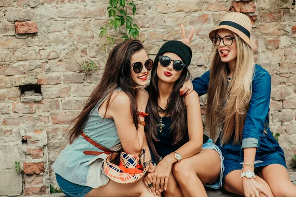 Tres hermosas chicas divirtiéndose — Foto de Stock