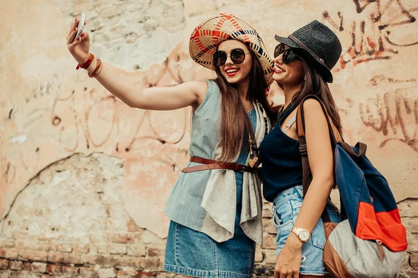 Meninas bonitas fazendo selfie — Fotografia de Stock