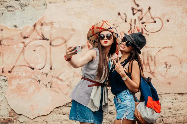 Belle ragazze che fanno selfie — Foto Stock