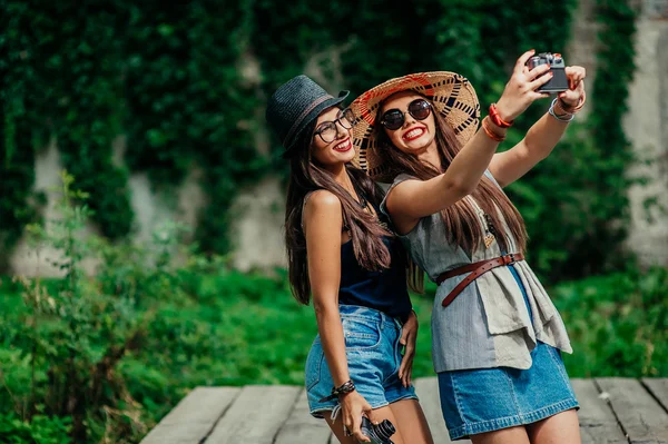 Meninas bonitas fazendo selfie — Fotografia de Stock