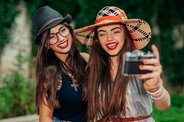 Hermosas chicas haciendo selfie —  Fotos de Stock