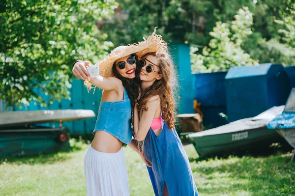 Duas meninas bonitas fazendo slefie — Fotografia de Stock