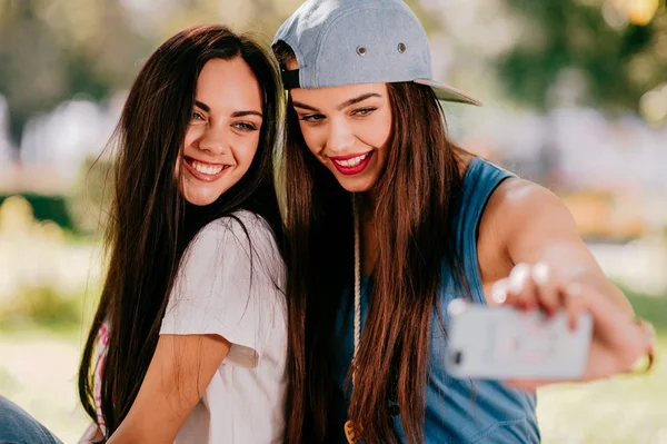 Dos hermosas chicas descansan en la calle — Foto de Stock