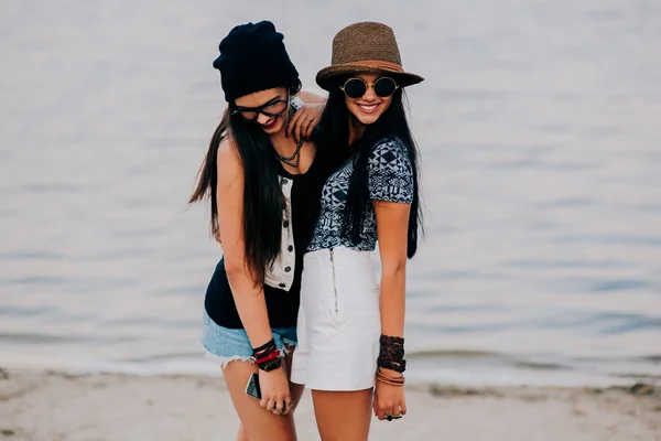 Δύο όμορφα κορίτσια μελαχρινή — Φωτογραφία Αρχείου