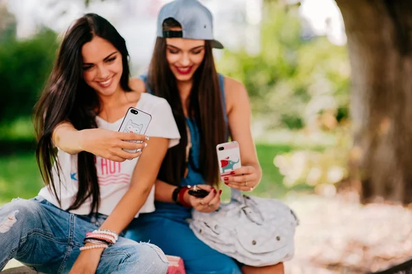 Two beautiful girls rest on the street — Stock Photo, Image