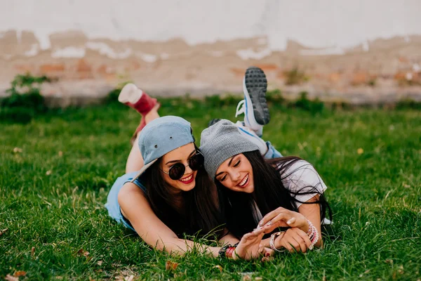 güzel esmer kızlar eğleniyor