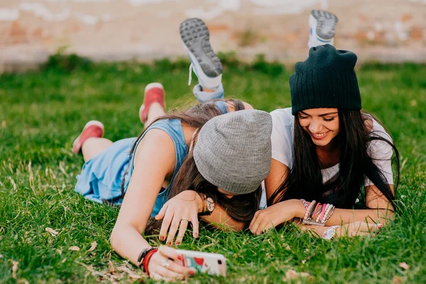 Mooie brunette meisjes plezier — Stockfoto