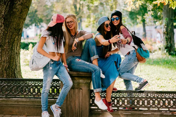 Чотири красиві молоді дівчата — стокове фото