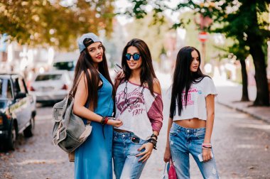 Üç güzel genç kız