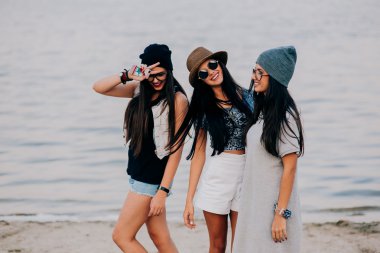 Üç güzel genç kız