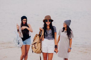 Üç güzel genç kız