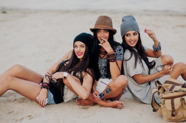 Üç güzel genç kız