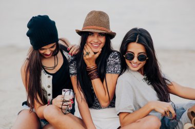 Üç güzel genç kız