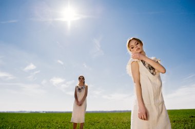 İki ikiz sarışın kız bahçede