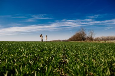 İki ikiz sarışın kız bahçede