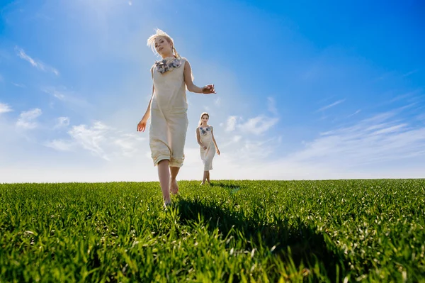 Two twin blond sisters on lawn — Stock Photo, Image