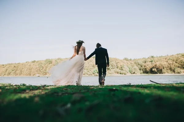 Novia y novio felices — Foto de Stock