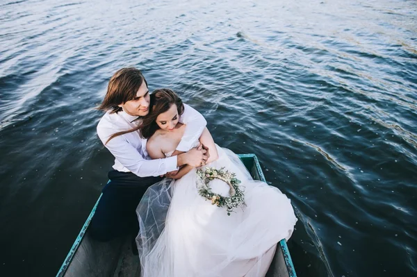 Menyasszony és a vőlegény az esküvő után — Stock Fotó