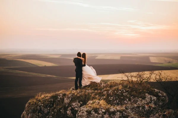 Pareja de boda mirando la montaña —  Fotos de Stock